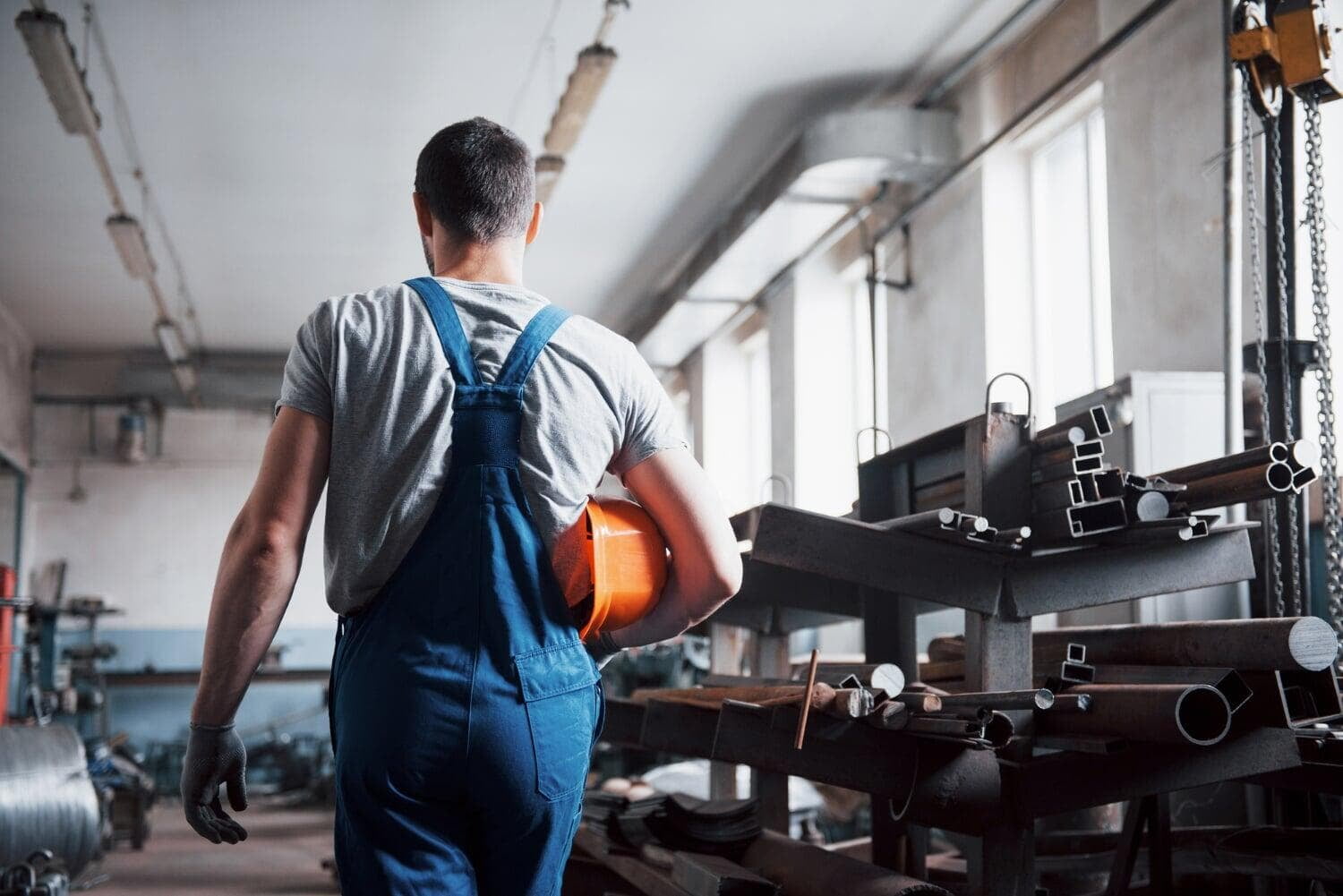 Techniker geht durch eine Produktionshalle