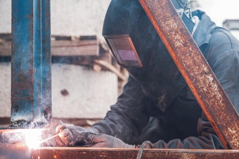 Schweißer mit Schutzausrüstung bei der Arbeit